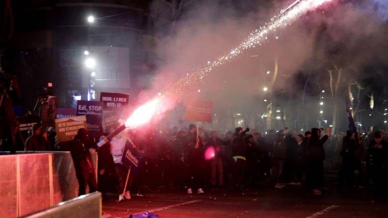 Αλβανία: Συγκρούσεις αστυνομικών με διαδηλωτές - Ζητούν την παραίτηση του πρωθυπουργού Ράμα