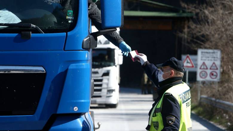 Βόρεια Μακεδονία: Έκλεισαν τα σύνορα οδηγοί φορτηγών για το νέο σύστημα εισόδου-εξόδου στην ΕΕ