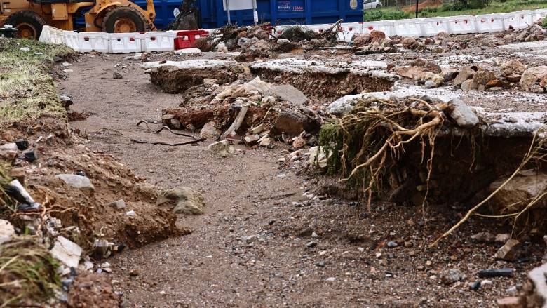 Όχημα παρασύρθηκε στο ρέμα Βάρδα λόγω βροχόπτωσης - Απεγκλωβίστηκαν δύο άτομα
