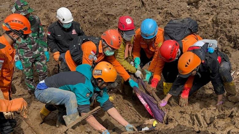 Στους 17 οι νεκροί μετά από κατολίσθηση στην Ινδονησία - Συνεχίζονται οι έρευνες για αγνοούμενους