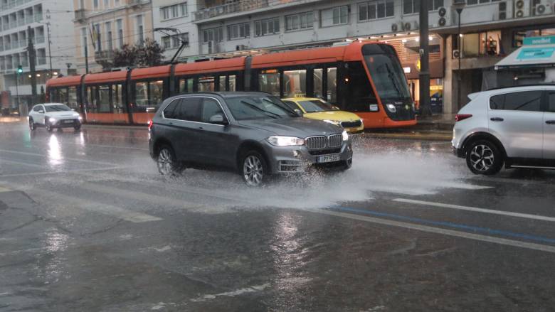 Πλημμυρισμένοι δρόμοι, πτώσεις δέντρων, κατολίσθηση: Προβλήματα στην Αττική από την ισχυρή καταιγίδα