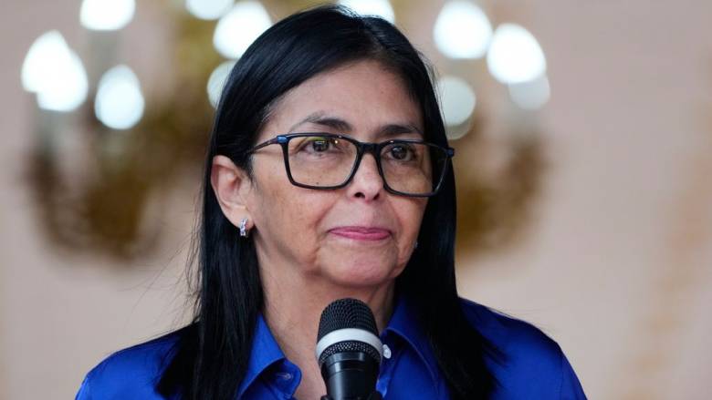 Η αναπληρώτρια πρόεδρος της Βενεζουέλας δηλώνει ότι «έχει βαρεθεί» τις εντολές των ΗΠΑ