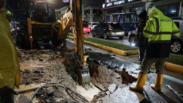 Καθίζηση στα Μελίσσια - Διακόπηκε η κυκλοφορία στη Λεωφόρο Δημοκρατίας στο ύψος της 25ης Μαρτίου