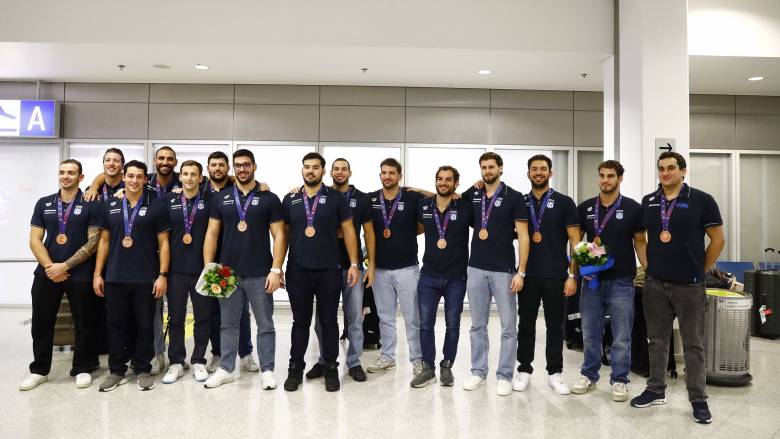 Έφτασε στην Ελλάδα η Εθνική πόλο ανδρών - Θερμή υποδοχή στους πρωταθλητές