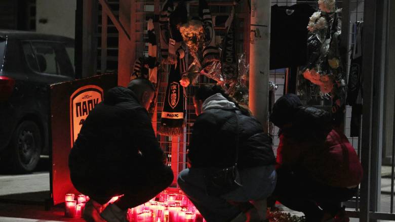 Πλήθος κόσμου στην Τούμπα - Λουλούδια και κεριά στη μνήμη των νεκρών φιλάθλων