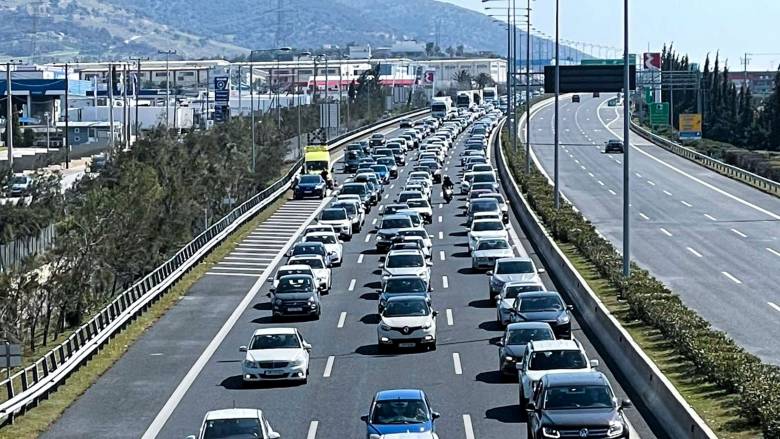 Κίνηση για «γερά νεύρα» σε Κηφισό, κέντρο και Αττική Οδό - Καθυστερήσεις σε Ποσειδώνος και Πειραιά