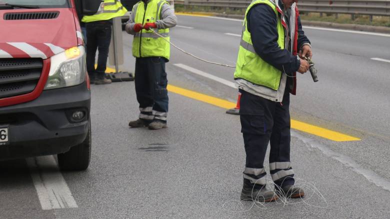 Θεσσαλονίκη: Ατύχημα με νταλίκα που «δίπλωσε» στην Περιφερειακή - Κυκλοφοριακό χάος