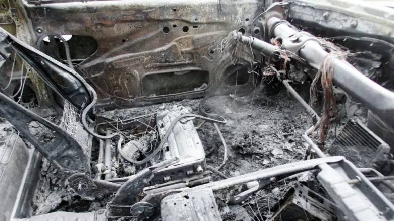 Στις φλόγες τρία αυτοκίνητα τα ξημερώματα στο Μενίδι - Σε εξέλιξη έρευνα για τα αίτια