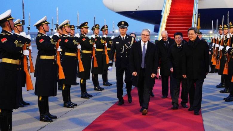 Στην Κίνα έφτασε ο Στάρμερ για κρίσιμες διαβουλεύσεις με τον Σι - Τον συνοδεύουν 60 επιχειρηματίες