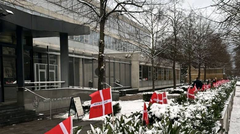 Οργή βετεράνων στη Δανία: Η πρεσβεία των ΗΠΑ αφαίρεσε τις σημαίες με τα ονόματα των πεσόντων
