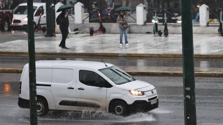 Πλημμύρισαν οι δρόμοι: Ισχυρές καταιγίδες και χαλαζοπτώσεις - Εγκλωβισμοί και προβλήματα