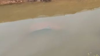 Αυτοκίνητο ξεπρόβαλε μέσα από το ρέμα Κόρμπι της Βάρης λίγες μέρες μετά την κακοκαιρία