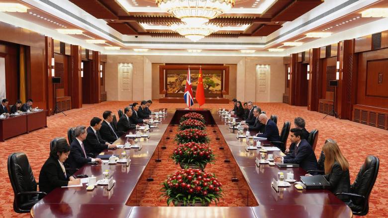 «Πολύ επικίνδυνες οι συμφωνίες που υπέγραψαν Βρετανία και Κίνα» λέει ο Τραμπ - Τι απαντά το Λονδίνο