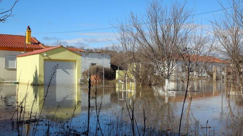 «Σαρώνει» τον Έβρο η κακοκαιρία: Εγκλωβίστηκαν μαθητές στον Απαλό - Κλειστά τα σχολεία αύριο