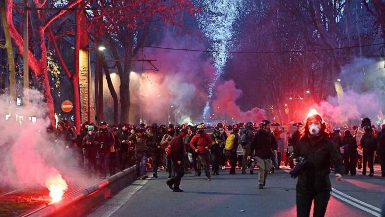 Βίαιες συγκρούσεις της αστυνομίας με διαδηλωτές στο Τορίνο - Έξι τραυματίες