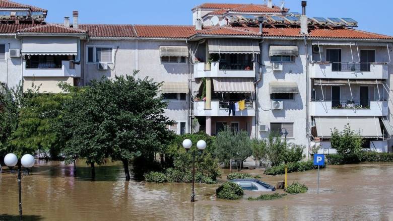 Λάρισα: Πλημμύρισε ο Αγιόκαμπος από ρέμα που υπερχείλισε - Ποτάμια οι δρόμοι