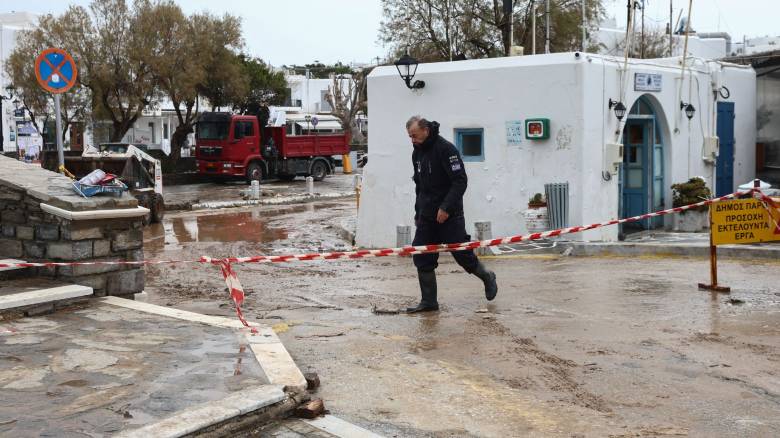 Κακοκαιρία στην Πάρο: «Φούσκωσε» λόγω ανέμων η θάλασσα, πλημμύρισαν τα σοκάκια