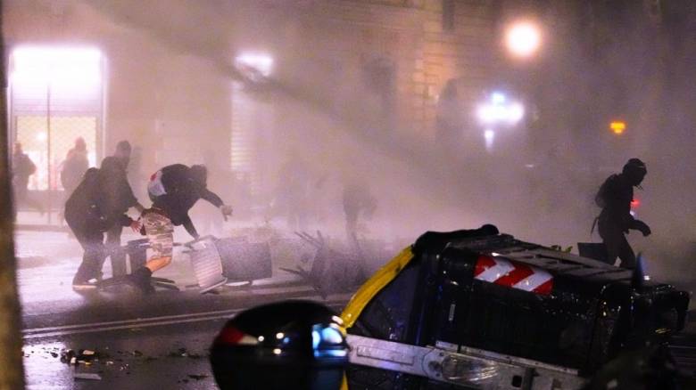 Σοβαρά επεισόδια στο Τορίνο: Αστυνομικός χτυπήθηκε από διαδηλωτές με σφυρί -  Η αντίδραση της Μελόνι