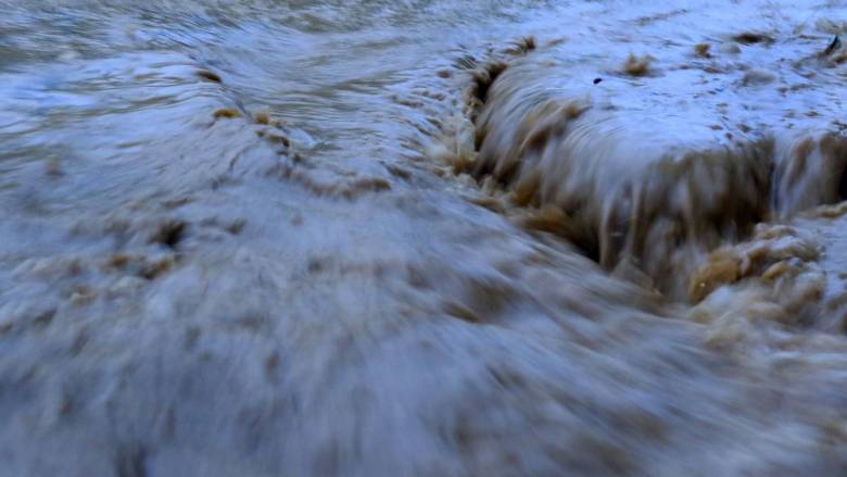 H θάλασσα βγήκε στη στεριά στη Σάμο: Έσπασε γεφύρι στο Μεσόκαμπο - Φούσκωσε το ρέμα στο Ηραίο