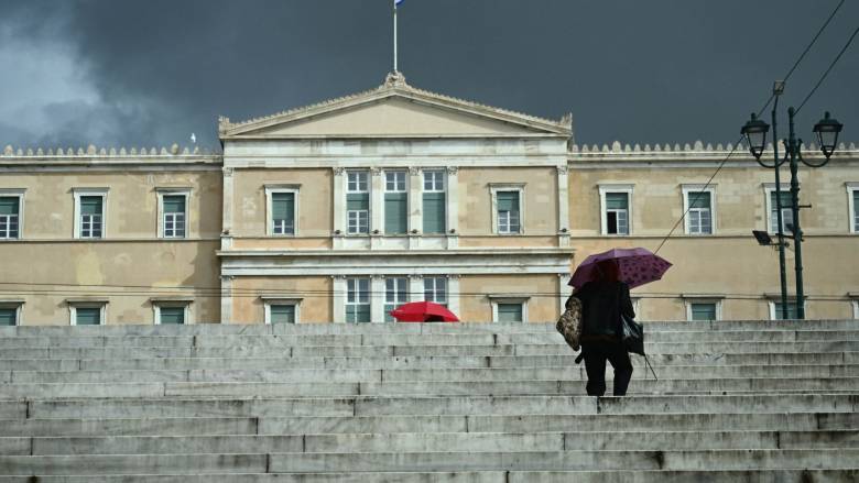 Κακοκαιρία: «Κόκκινη» προειδοποίηση για επικίνδυνα φαινόμενα - Μέχρι τη νύχτα καταιγίδες στην Αττική