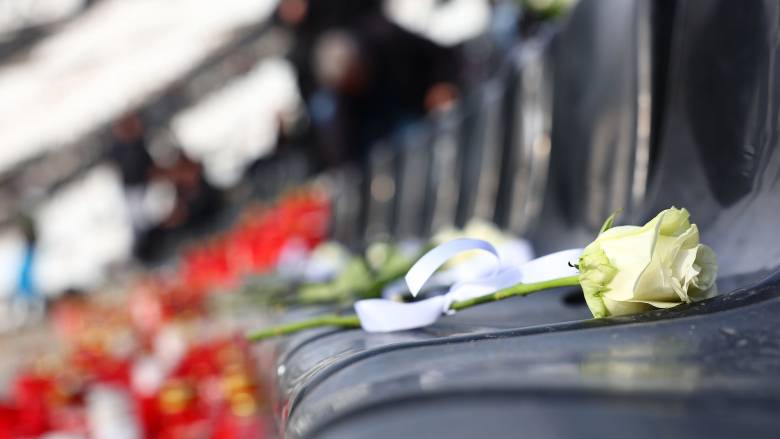 «Βαρύ το πένθος»: Η ομάδα μπάσκετ του Παναθηναϊκού στην Τούμπα - Απέτισε φόρο τιμής στα θύματα