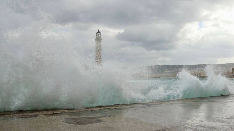 Θυελλώδεις άνεμοι στην Κάρπαθο: Βίντεο καταγράφει τη «μάχη» καπετάνιου να δέσει το πλοίο στο λιμάνι