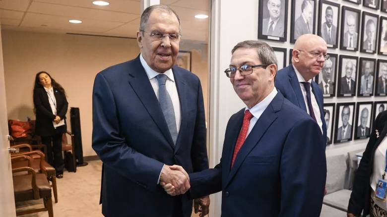 Λαβρόφ: «Απαράδεκτες» οι οικονομικές πιέσεις που ασκούνται στην Αβάνα