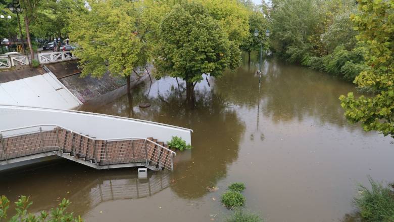 Έκλεισαν προκληπτικά οι είσοδοι στις όχθες του Πηνειού λόγω υπερχείλισης από την κακοκαιρία