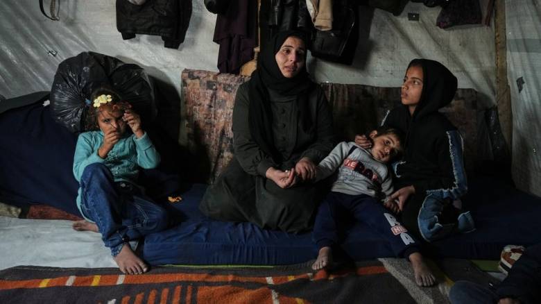 Με δάκρυα στα μάτια, οι πρώτοι Παλαιστίνιοι της Γάζας επιστρέφουν από την Αίγυπτο