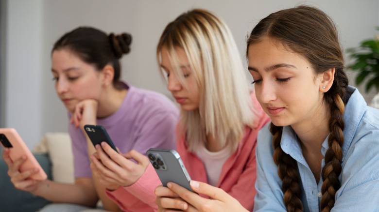 Προς παγκόσμια απαγόρευση των social media για τους ανηλίκους – Πώς θα εφαρμοστεί στην Ελλάδα