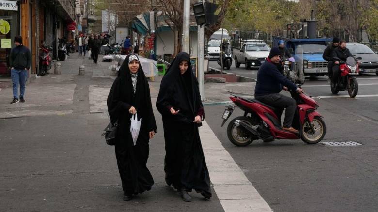 Ιράν: Οι αρχές επιτρέπουν επισήμως στις γυναίκες να οδηγούν δίκυκλα