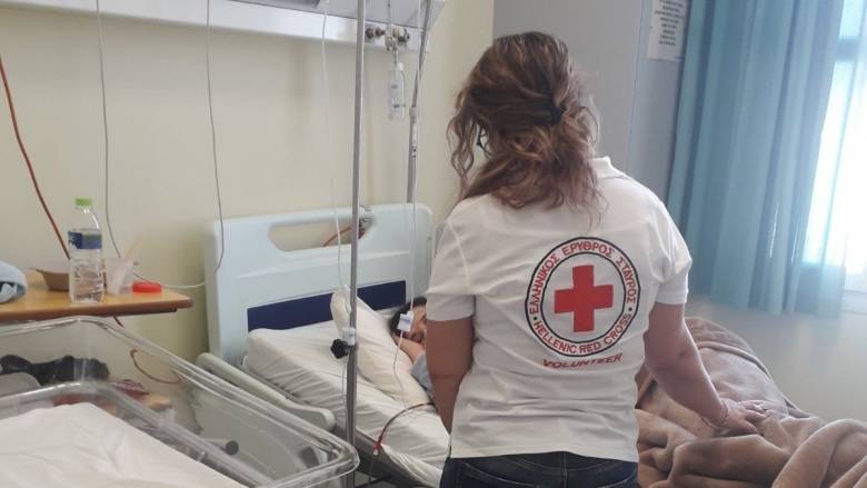 Ο Ελληνικός Ερυθρός Σταυρός υποστηρίζει τους διασωθέντες του ναυαγίου στη Χίο