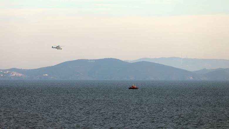 ΕΔΕ για την τραγωδία στη Χίο: Ελικόπτερο με θερμικές κάμερες «σαρώνει» την περιοχή για αγνοούμενους