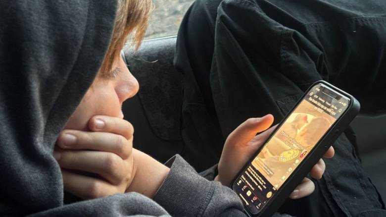 Έρχονται πιο αυστηρά μέτρα για τους ανήλικούς στα social media - Γιατί άλλαξε «ρότα» η Ελλάδα