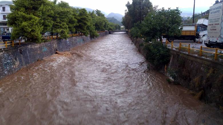 Κακοκαιρία σε Καλαμάτα, Μεσσηνία: Έσπασε φράγμα, υπερχείλησαν ρέματα, πλημμύρισαν δρόμοι