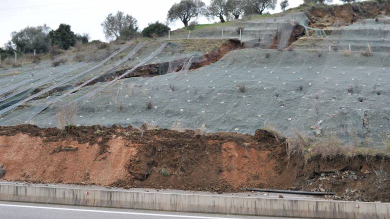 Μεγαλώνει το ρήγμα στην Ιόνια Οδό - Νέα κατολίσθηση από τις βροχές