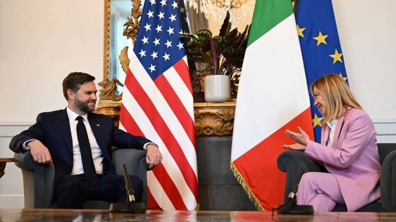 Συνάντηση Μελόνι-Βανς στο Μιλάνο: «Εργαζόμαστε με στόχο την ενίσχυση της συνεργασίας μας»