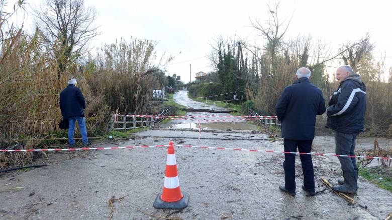 Κακοκαιρία: Νεκρός άνδρας στην Κομοτηνή, πλημμύρες στην Πελοπόννησο - Πού «χτυπά» σήμερα