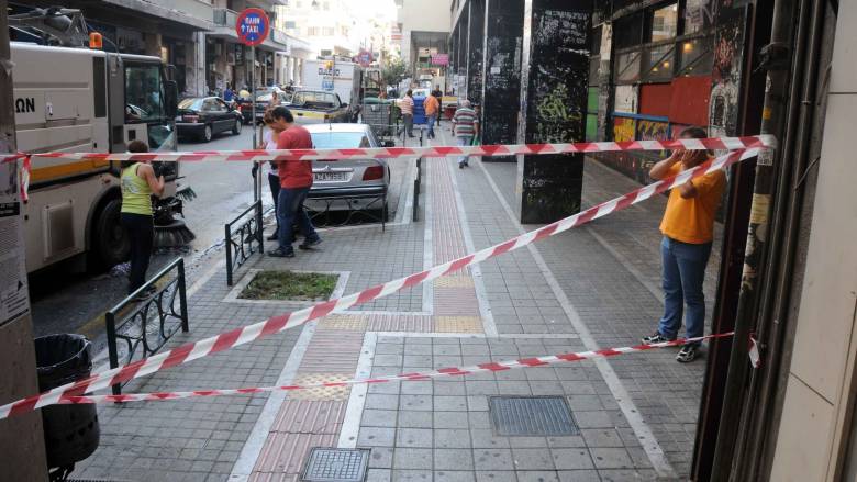 Σοφάδες έπεσαν από κτήριο σε πεζόδρομο στην Πάτρα