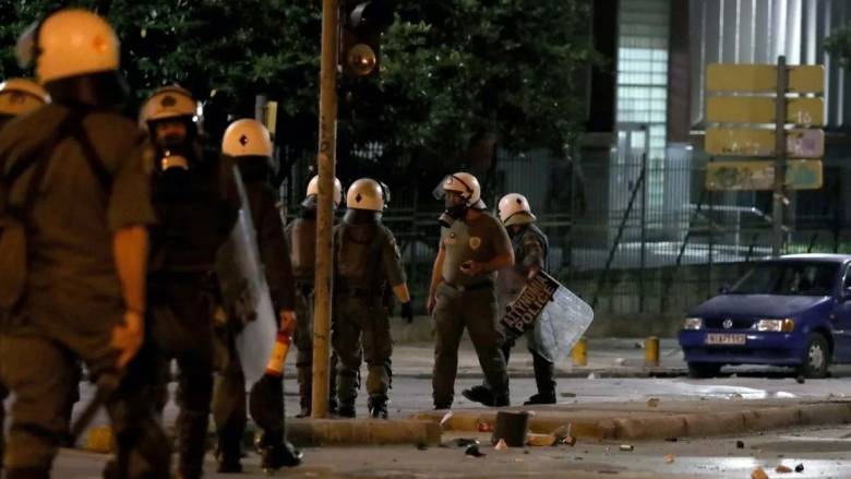 Πεδίο μάχης το ΑΠΘ με μολότοφ και δακρυγόνα: Πάνω από 300 προσαγωγές, τραυματίας αστυνομικός