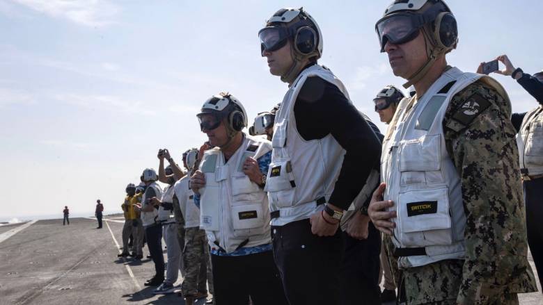 Στο αεροπλανοφόρο «Αβραάμ Λίνκολν» οι Κούσνερ και Γουίτκοφ - Το μήνυμα ισχύος των ΗΠΑ προς Ιράν