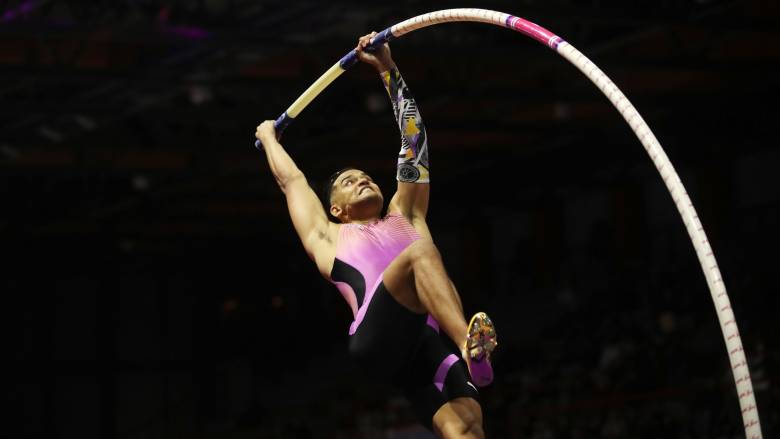 Πρώτος με άλμα στα 5,90 ο Καραλής στο  Fly Athens Indoor