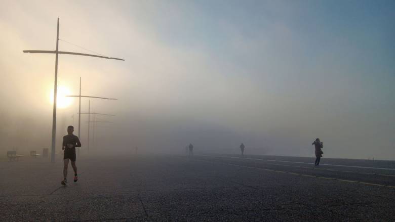 Πέπλο ομίχλης κάλυψε τη Θεσσαλονίκη - Τι ισχύει για τις πτήσεις στο αεροδρόμιο «Μακεδονία»