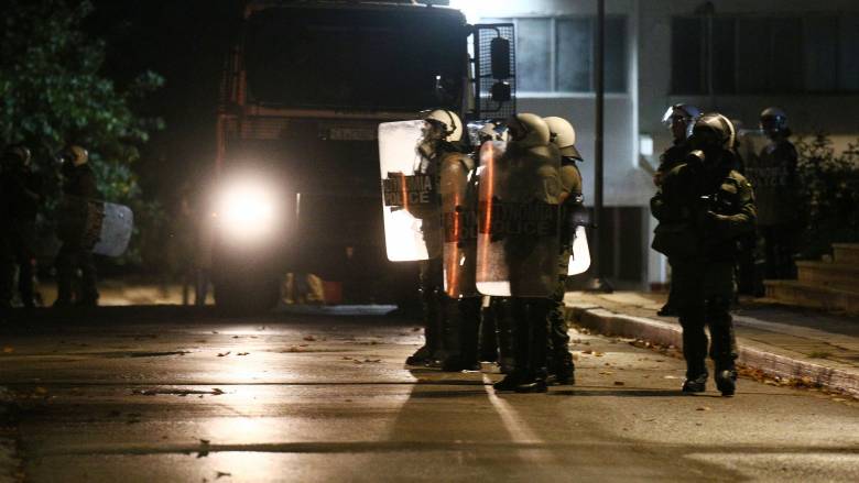 ΑΠΘ: Τρύπησε η στολή του εγκαυματία αστυνομικού από τη μολότοφ - «Έσκασε πάνω στο κράνος του»