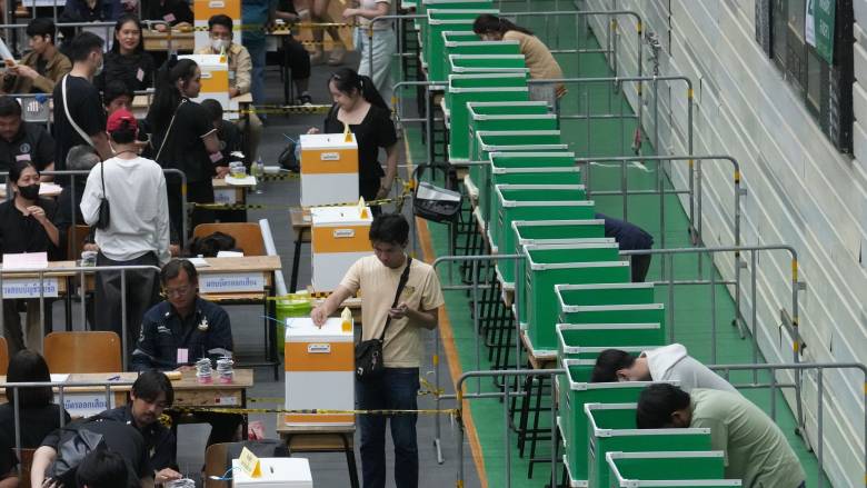 Βουλευτικές εκλογές και δημοψήφισμα στην Ταϊλάνδη για τη συνταγματική αναθεώρηση