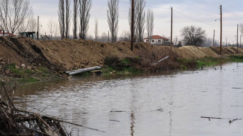 «Κόκκινος» συναγερμός στον Έβρο από πλημμύρες σε Βουλγαρία: Στα 6,5 μέτρα η στάθμη του νερού