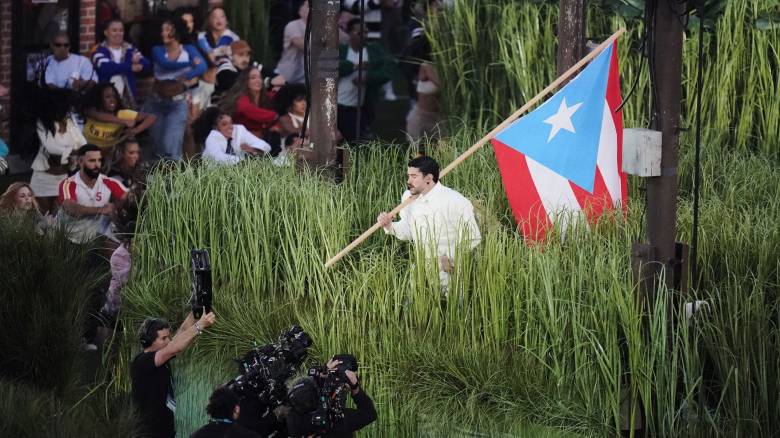 «Προσέβαλε τις ΗΠΑ»: Οργή Τραμπ για την εμφάνιση του Bud Bunny στο Super Bowl