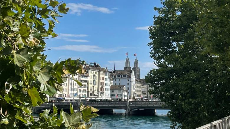 Στα χρώματα της Ελλάδας ο πίδακας της Γενεύης