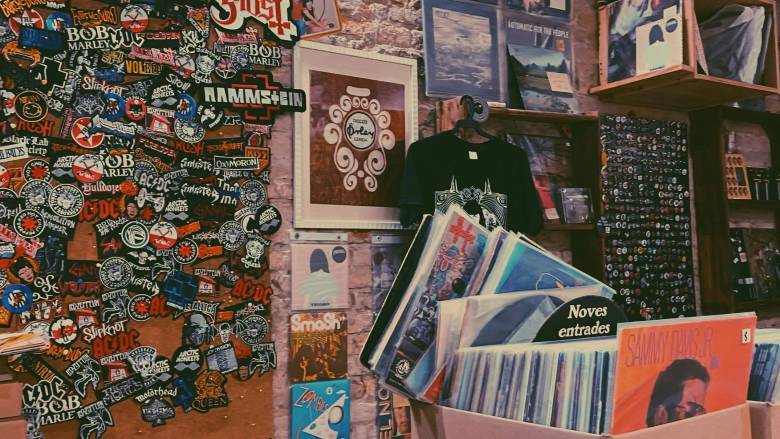 Ψηφιακή υπερφόρτωση: Γιατί η Gen Z νοσταλγεί μια εποχή που δεν έζησε και «κυνηγά» το αναλογικό