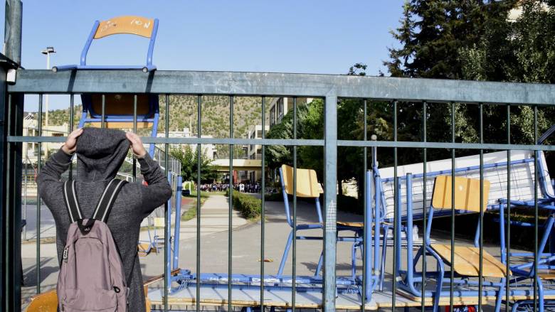 Χαλάνδρι: Μαθητές καταγγέλλουν ότι η διευθύντρια τους βάζει να σκάβουν για να σβήνει απουσίες